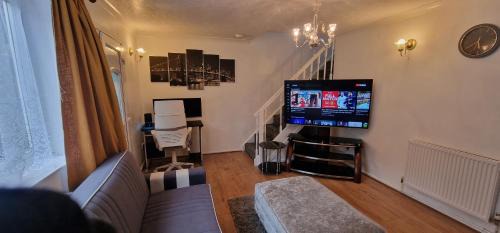Leicester Casa | Detached 3 Bedroom House in Leicester with Private Parking