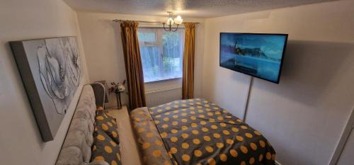 Leicester Casa | Detached 3 Bedroom House in Leicester with Private Parking