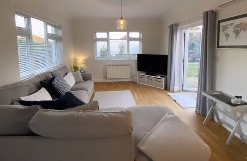 Ville des Quennevais Casa | Detached bungalow - St Brelade, South West facing Garden - Close to Beach