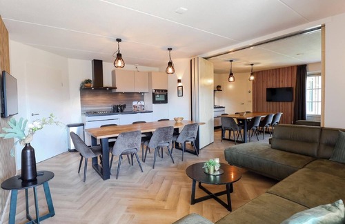 Voorthuizen Cabina | Detached Bungalow with Decorative Fireplace near Veluwe