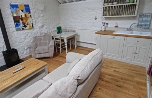 Longrock Casa | Detached comfortable granite cottage, 5 minute walk to the beach - Dogs Welcome
