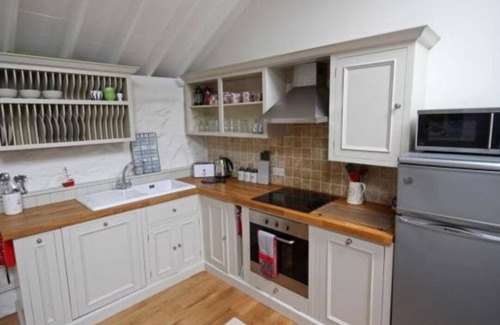 Longrock Casa | Detached comfortable granite cottage, 5 minute walk to the beach - Dogs Welcome