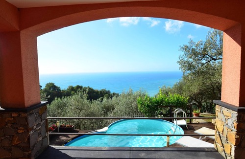 Camogli Casa | Detached cottage with sea view, large fenced garden and panoramic pool