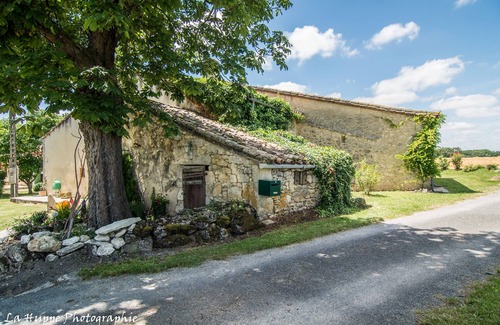 Saint-Aubin-de-Cadelech Casa | Detached Rural barn retreat set in open farm land -with private pool