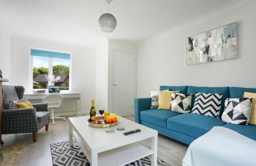 Milton Keynes Casa | Detached House - Close to City Centre - Free Parking, Fast Wifi, Private Garden and Smart TV with Netflix by Yoko Property