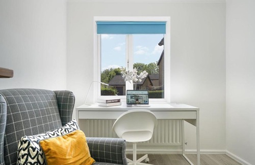 Milton Keynes Casa | Detached House - Close to City Centre - Free Parking, Fast Wifi, Private Garden and Smart TV with Netflix by Yoko Property