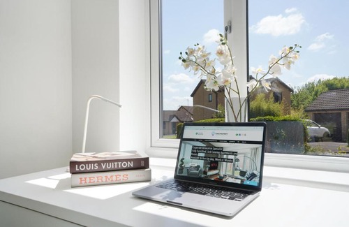 Milton Keynes Casa | Detached House - Close to City Centre - Free Parking, Fast Wifi, Private Garden and Smart TV with Netflix by Yoko Property