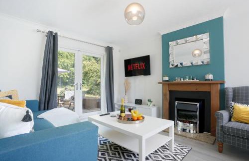 Milton Keynes Casa | Detached House - Close to City Centre - Free Parking, Fast Wifi, Private Garden and Smart TV with Netflix by Yoko Property
