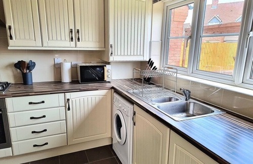 Birstall Casa | Detached House w/Free Parking | Long Stay Discount
