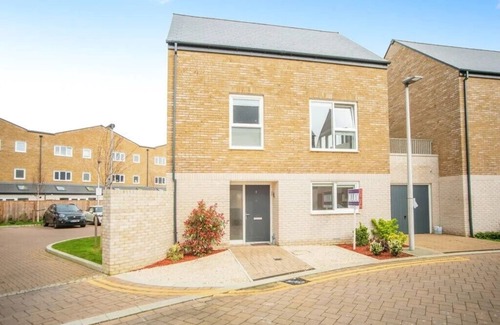Rochester Casa | Detached House next to Rochester Train Station