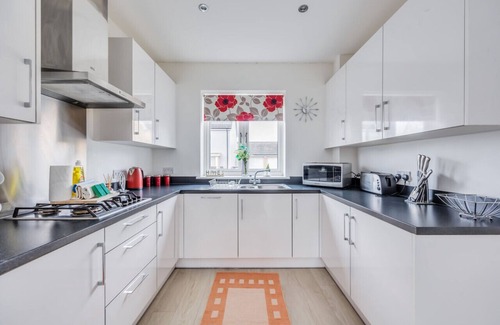 Milton Keynes Casa | Detached House Sleeps 8 Great Location Driveway Parking