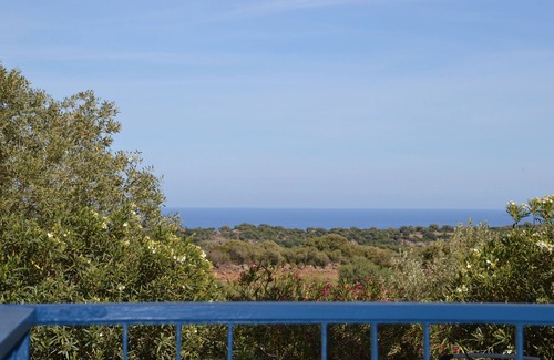 Dorgali Casa | casa unifamiliar, rodeada de vegetación con vistas al mar