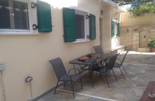 Agios Dimitrios Casa | Detached house with a lovely yard 5' walk from Metro Station Agios Dimitrios and METRO MALL