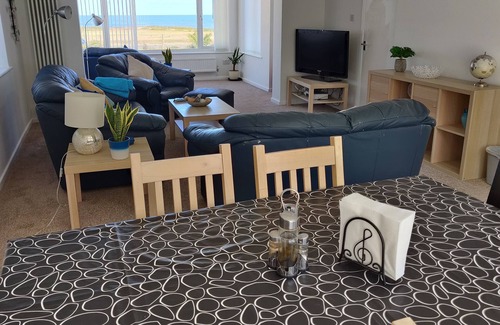 East Runton Casa | Detached House with Sea Views, Enclosed rear Garden