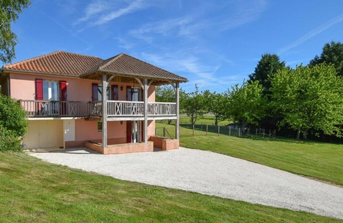 Saint-Medard-d'Excideuil Casa | Detached house with stunning views and a private heated swimming pool