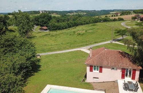 Saint-Medard-d'Excideuil Casa | Detached house with stunning views and a private heated swimming pool