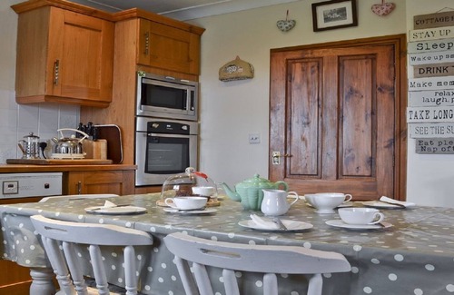 Leek Cabaña | Casa rural independiente en una ubicación idílica con 3 acres de campo de perro seguro y seguro de 6 pies