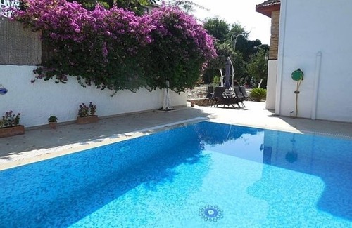Ilıca Villa | Villa de piedra independiente Jardín privado vallado y piscina