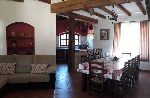 Argamasilla de Alba Chalet De Esquí | Chalet independiente con piscina privada y jardín con juegos al aire libre