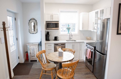 Burlington Casa | Encantador, limpio, totalmente amueblado. A estrenar de 2 habitaciones y 1 baño en alquiler $ 2,500. 00