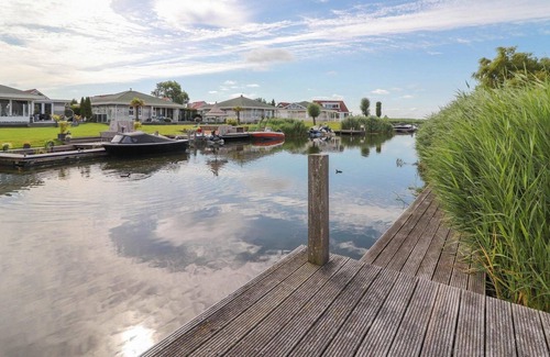 Makkum Cabina | Detached villa with a patio and jetty next to open waters