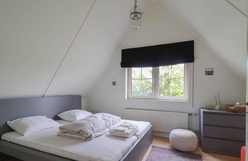 Makkum Cabina | Detached villa with a patio and jetty next to open waters