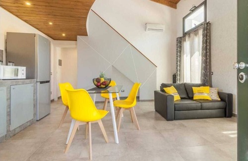 La Spezia Villa | Villa independiente con bañera de hidromasaje al aire libre, piscina y césped.