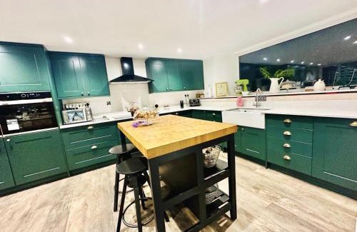 Oakfordbridge Casa | Devon 6-Bed Cottage with Country Views & Parking