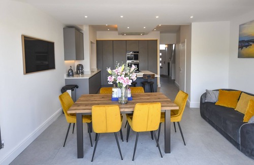 Amble Casa | Dexters Den - Stunning large 3 bedroom cottage with sea views