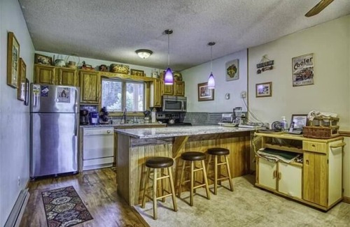 Davis Condominio | Condominio actualizado en Deerfield Village! Chimenea, jacuzzi! ¡Mascota amigable!