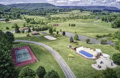 Davis Condominio | Condominio actualizado en Deerfield Village! Chimenea, jacuzzi! ¡Mascota amigable!