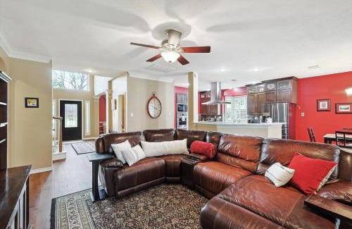 Flower Mound Casa | DFW Getaway - 4 Bedrooms Pool Oasis Media Room