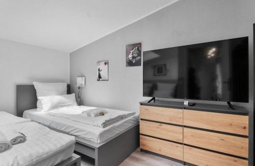 Ruhrort Apartamento | DG - Einfach aber sehr komfortabel - Wohnung für bis zu 12 Personen - Gruppen, Messe, Monteure, Studenten - Voll ausgestattet - 3 Smart-TV 55 Zoll Netflix, 1000 Mbit WLAN, voll ausgestattete Küche