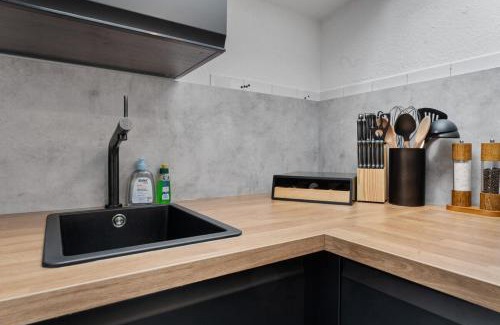 Ruhrort Apartamento | DG - Einfach aber sehr komfortabel - Wohnung für bis zu 12 Personen - Gruppen, Messe, Monteure, Studenten - Voll ausgestattet - 3 Smart-TV 55 Zoll Netflix, 1000 Mbit WLAN, voll ausgestattete Küche