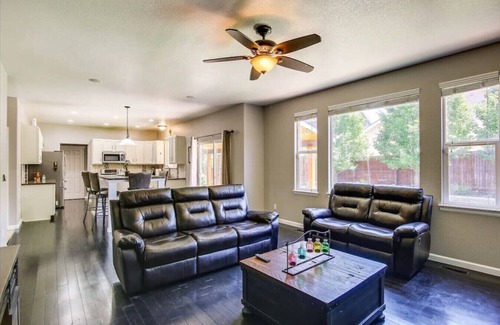 Commerce City Casa | DIA/Airport retreat I 20 mins to Downtown Denver