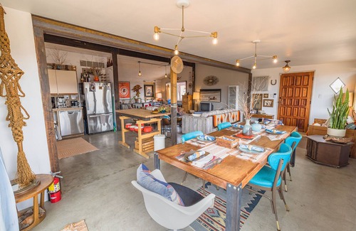 Joshua Tree Casa | Una escapada rústica, que ofrece un espacio creativo para relajarse y pasar tiempo con los demás.