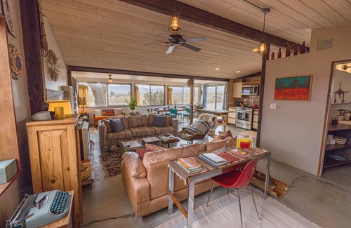 Joshua Tree Casa | Una escapada rústica, que ofrece un espacio creativo para relajarse y pasar tiempo con los demás.