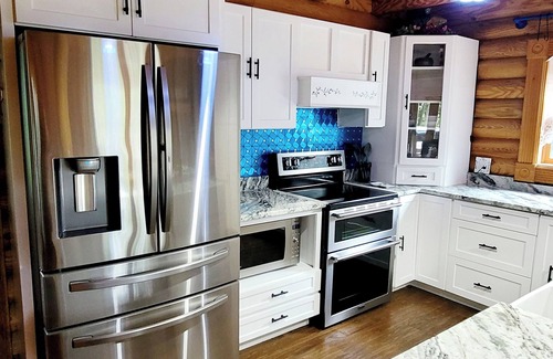 Bristol Cabina | Dice Dagger's Tavern - Large Family-Sized Cabin w/ Gym, RV/EV Hookup!