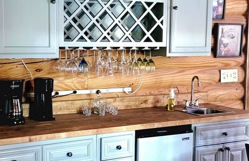 Bristol Cabina | Dice Dagger's Tavern - Large Family-Sized Cabin w/ Gym, RV/EV Hookup!