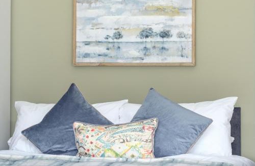 Crawley Casa | Dickens Suite- Cozy Suite 15min close to Gatwick