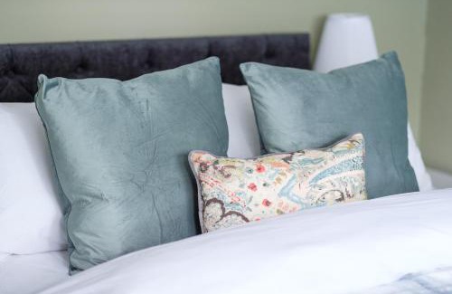 Crawley Casa | Dickens Suite- Cozy Suite 15min close to Gatwick