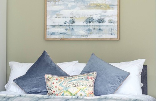 Crawley Casa | Dickens Suite
