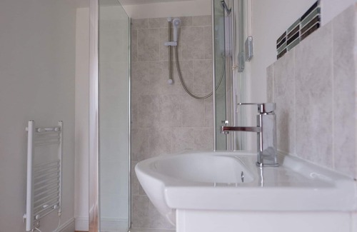 Crawley Casa | Dickens Suite