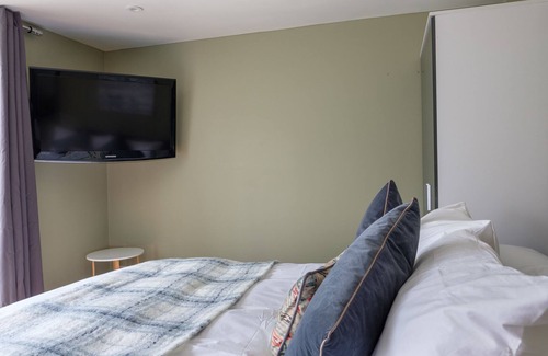 Crawley Casa | Dickens Suite
