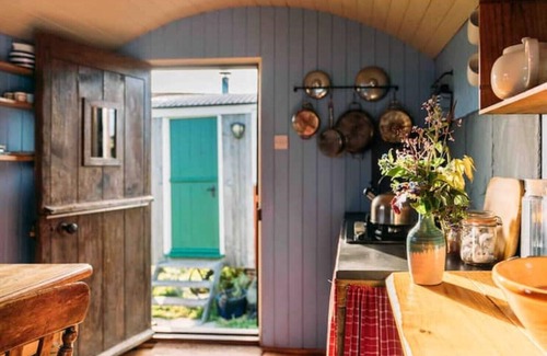 St. Neot Cabina | 'Diddylake' A pair of shepherd huts in the wild.