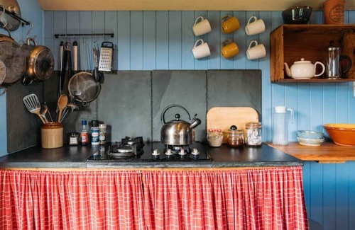 St. Neot Cabina | 'Diddylake' A pair of shepherd huts in the wild.