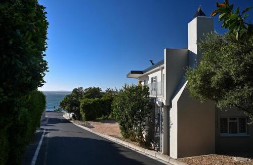 Gordons Bay Central Casa | Die Badhuis, for Fabulous living! Sleeps 4, Private pool