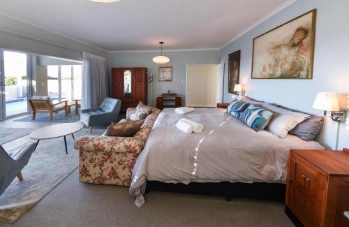 Gordons Bay Central Casa | Die Badhuis, for Fabulous living! Sleeps 4, Private pool