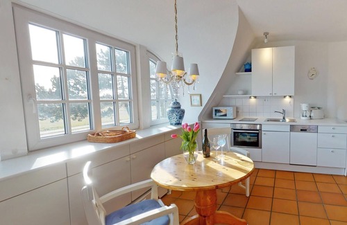 Nebel Apartamento | Die Wohnung Verfügt Über 1 Wohnraum mit Wlan, Sat-tv, Offenem Kamin und Offener Küche, 1 Schlafzimmer, 1 Badezimmer mit Dusche und WC; Garten zur Gemeinschaftsnutzung mit Terrassenmöbeln und Strandkörben