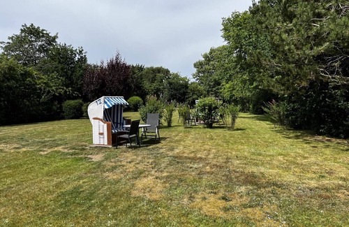 Nebel Apartamento | Die Wohnung Verfügt Über 1 Wohnraum mit Wlan, Sat-tv, Offenem Kamin und Offener Küche, 1 Schlafzimmer, 1 Badezimmer mit Dusche und WC; Garten zur Gemeinschaftsnutzung mit Terrassenmöbeln und Strandkörben